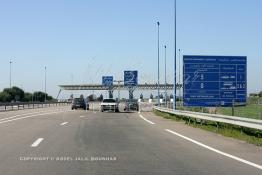 Image du Maroc Professionnelle de  Véhicules et grand Taxi circule aux environs de Nouacer sur l'autoroute en direction de Aéroport à Casablanca, Vendredi 20 Janvier 2006. (Photo / Abdeljalil Bounhar) 